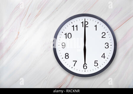 Afficher l'horloge murale 18 heures sur en texture. Afficher l'horloge de bureau 6h00 ou 6h00 Banque D'Images