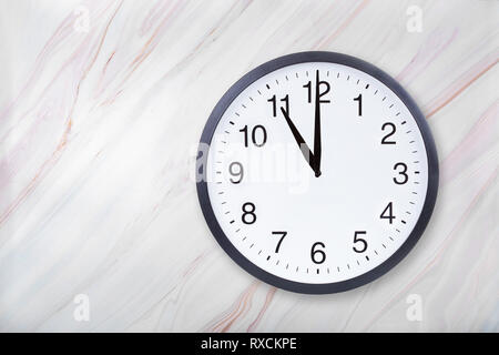 Afficher l'horloge murale 11 heures en texture. Horloge de bureau afficher 23h00 ou 11h00 Banque D'Images