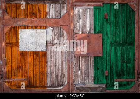 Close-up de l'ancien entrepôt avec porte drapeau national de Côte d'Ivoire. Le concept de Côte d'Ivoire exportation-importation, l'entreposage de marchandises et national delive Banque D'Images