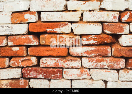 Vieux mur en brique avec de grands écarts entre les briques. Banque D'Images