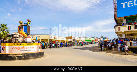 Muhanga, Rwanda, le 26 février 2019 : Les participants sont réunis pour regarder la course de cyclisme Tour du Rwanda dans la ville de Muhanga, Rwanda Banque D'Images