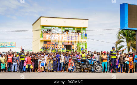 Muhanga, Rwanda, le 26 février 2019 : Les participants sont réunis pour regarder la course de cyclisme Tour du Rwanda dans la ville de Muhanga, Rwanda Banque D'Images