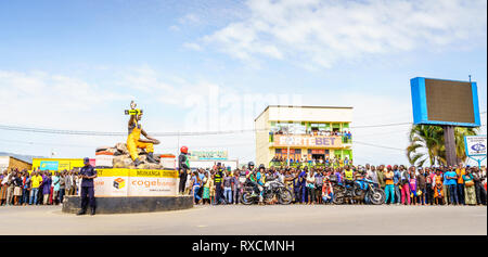 Muhanga, Rwanda, le 26 février 2019 : Les participants sont réunis pour regarder la course de cyclisme Tour du Rwanda dans la ville de Muhanga, Rwanda Banque D'Images