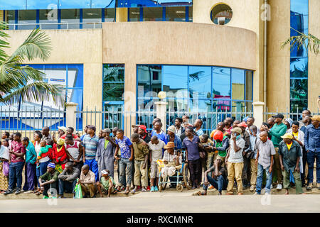 Muhanga, Rwanda, le 26 février 2019 : Les participants sont réunis pour regarder la course de cyclisme Tour du Rwanda dans la ville de Muhanga, Rwanda Banque D'Images