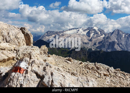 Le Groupe Sella et derrière le massif de Marmolada. Les Dolomites. Alpes italiennes. Europe. Banque D'Images