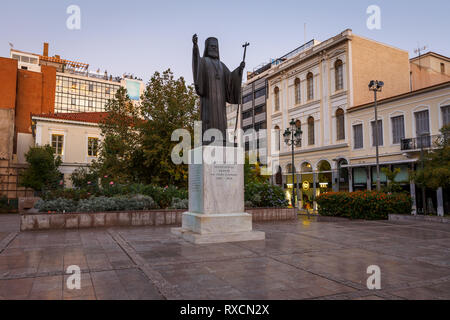 Athènes, Grèce - Novembre 6, 2018 : Statue de l'archevêque Damaskinos Papandréou en place métropole dans la vieille ville d'Athènes. Banque D'Images