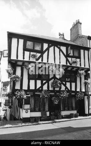 Le chérubin Inn, rue supérieur, Dartmouth : bâtiment à colombages datant de 1380. Vieux film photographie, vers 1970 Banque D'Images