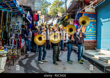 L'INDE ; KULLU, musiciens soufflant une grande trompette au cours de l'assemblée annuelle à Kullu Dusshera-festival, une vallée au nord de l'Inde Banque D'Images