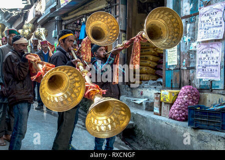 L'INDE ; KULLU,musiciens soufflant une grande trompette au cours de l'assemblée annuelle à Kullu Dusshera-festival, une vallée au nord de l'Inde Banque D'Images