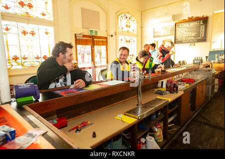 Travailleurs ayant un verre dans un pub après le travail. Banque D'Images