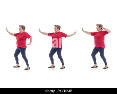 Série de formes de Tai chi de base effectuée par femme plus tourné sur fond blanc Banque D'Images