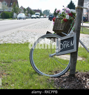 La publicité pour un magasin de fleur sur le bord de la route Banque D'Images