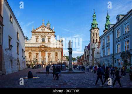 La Pologne, la ville de Cracovie, St Mary Magdalene Square, Église Saint Pierre et Saint Paul, l'église de Saint André et Piotr Skarga monument Banque D'Images