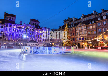 Patinoire sur la place de la vieille ville de Varsovie dans la nuit pendant la période de Noël, capitale de la Pologne. Banque D'Images