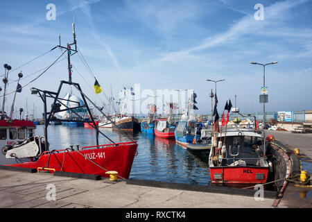 Des bateaux de pêche, chalutiers dans le port de la ville de Hel, Péninsule de Hel, Puck de comté, la Pologne, l'Europe Banque D'Images