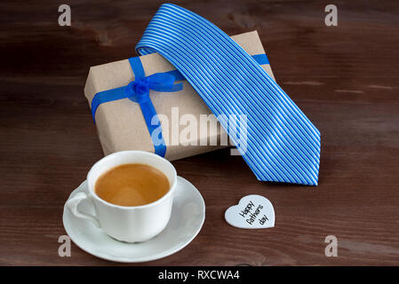 Message de la Fête des pères avec une tasse à café avec des blocs en bois Banque D'Images