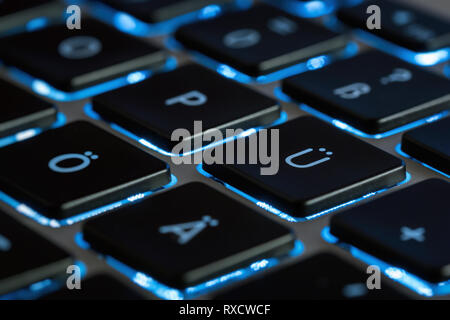 Ordinateur Tastatur beleuchtet dans FarbeHintergrundbeleuchtung blauer Banque D'Images