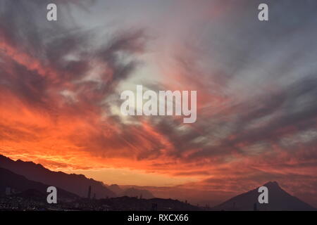 Loin de la ville de Monterrey à vue de soleil rouge spectaculaire Banque D'Images