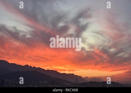 Loin de la ville de Monterrey à vue de soleil rouge spectaculaire Banque D'Images