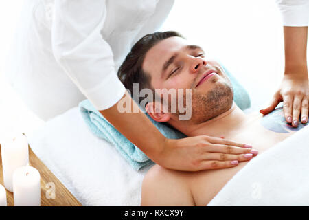Bel homme ayant massage au spa salon Banque D'Images