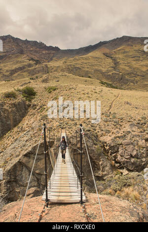 Pont suspendu sur la rivière Avilés, Patagonie Parc National, d'Aysen Patagonie, au Chili Banque D'Images