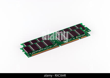 Poste de travail de deux modules de mémoire DDR RAM serveur isolé sur fond blanc avec l'exemplaire de l'espace. - Image Banque D'Images