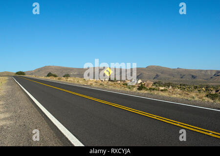 Une route s'étend sur l'empy distance sur une terre aride, désolée à Neuquen, Argentine. C'est ce qu'on appelle la Patagonie. Banque D'Images