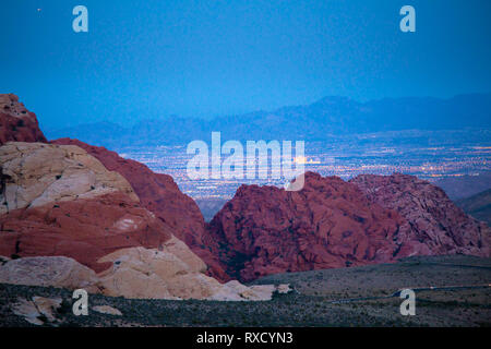 Red Rock Canyon dans le Nevada à la tombée de la lumière de Las Vegas vu ci-dessous Banque D'Images
