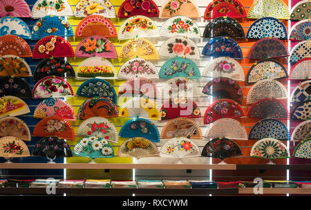 Fans de flamenco espagnol élégant dans une vitrine dans Séville, Espagne Banque D'Images