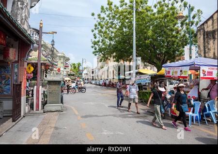 Les touristes sur la rue arménienne à George Town, Penang. Au cœur du patrimoine de l'arrondissement, la rue est bien connu pour ses vieux temples et de clan Banque D'Images