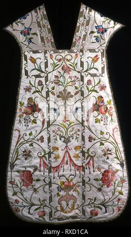 Chasuble. L'Italie, Piémont. Date : 1740-1750. Dimensions : 108,3 x 66,5 cm (42 5/8 x 26 1/8 in.). La soie, warp-float face 7:1 ; d'armure satin de soie brodé de doré et argenté- et-metal-strip-enveloppé dans de la soie et satin split points ; mis à travailler, couching, rembourré et couching ; bordée de soie, tissage ordinaire ; soulignant avec linge de maison, à armure toile, bordés de gilt-metal-strip-enveloppé de soie, de la dentelle. Origine : Italie. Musée : le Chicago Art Institute. Banque D'Images