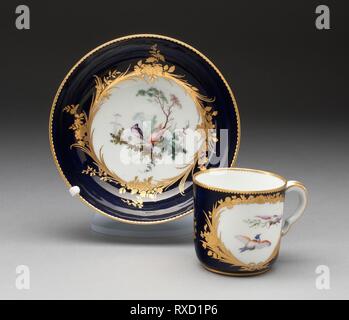 Tasse et soucoupe. Manufacture de Porcelaine de Vincennes ; français, fondé en 1740 (connu sous le nom de Sèvres à partir de 1756), peint par Yvernel (attribué à) (français, actif 1750-58). Date : 1752-1753. Dimensions : 6,4 x 7,1 tasse : cm (2 1/8 x 3 3/4 in.) ; soucoupe : 3,8 x 15,2 cm (1 1/2 x 6 in.). Pâte molle, porcelaine bleu sous glaçure polychrome, émaux, et dorure. Origine : Vincennes. Musée : le Chicago Art Institute. Auteur : manufacture de porcelaine de Vincennes. Banque D'Images