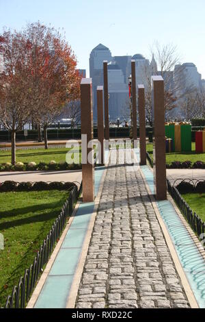 9/11 Memorial à Newport, NJ, USA. Alley et colonnes pointant vers la direction où les tours jumelles ont été une fois visible. Banque D'Images