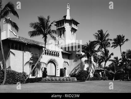 Mar-a-Lago (espagnol pour 'Sea-à-lac') a été l'ancien domaine de Marjorie Merriweather Post et est la "maison blanche" d'hiver et de résidence personnelle du président américain Donald Trump à Palm Beach, en Floride. Les 62 500 pieds carrés abrite aussi le accueil Membres seulement Mar-a-Lago Club. Construit entre 1924 et 1927, le domaine s'étend de l'Intracoastal Waterway (Lake Worth) à l'Océan Atlantique sur l'île de Palm Beach. Banque D'Images