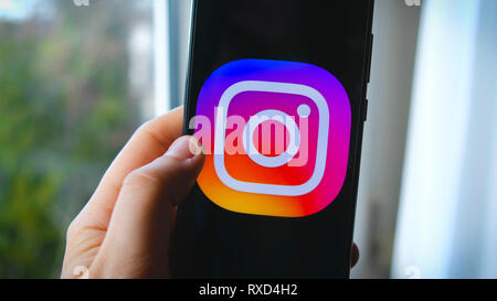 Utiliser la main symbole sur smartphone app Instagram Banque D'Images