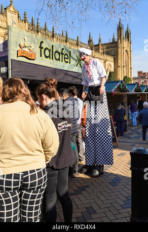 Chef-homme (sur pilotis) divertir les gens à la recherche de commerce à calage - Wakefield Food, Drink & Rhubarb Festival 2019, Yorkshire, Angleterre, Royaume-Uni. Banque D'Images