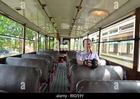 L'homme sur un trolleybus à l'East Anglia Transport Museum, Carlton Colville, Lowestoft, Suffolk, UK Banque D'Images