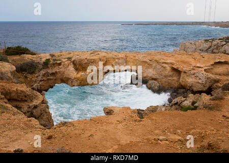 Belle Cape Greco Kamara Tou Koraka arche de pierre au cours de temps nuageux. Pris sur l'île de Chypre du paysage. Banque D'Images