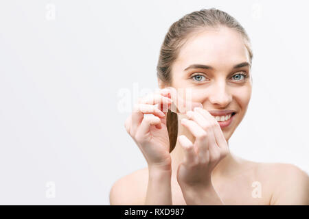 Portrait of smiling woman sans colles forment des taches rose sous ses yeux Banque D'Images