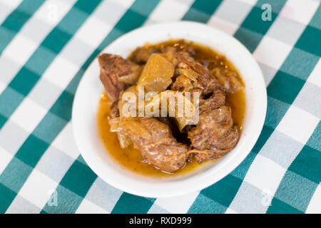 Ragoût de boeuf et l'oignon dans un restaurant local à Larnaca. Meze chypriote traditionnel de la nourriture sur l'île de Chypre. Banque D'Images