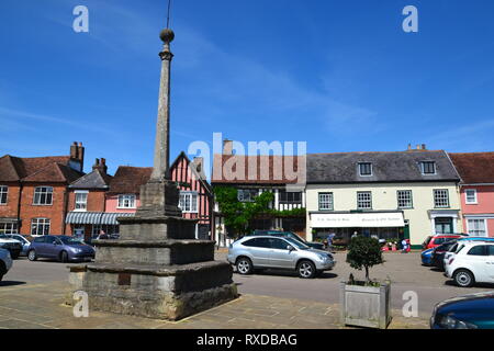 Monument aux Morts, Place du marché, Market Lane, Lavenham, Suffolk, UK. Journée ensoleillée. Banque D'Images