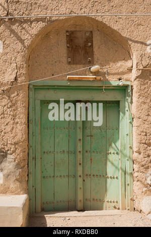 Ancienne porte d'une maison de terre dans l'ancien village d'Al Hamra (Oman) Banque D'Images