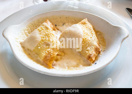 Cuisine italienne - crespelle o panzerotto valteline alla(crêpes farcies au jambon et fromage) sur plaque blanche dans un restaurant local en Lombardie Banque D'Images