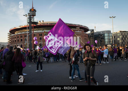 Barcelone, Espagne. 09Th Mar, 2019. Les gens se rassemblent pour marquer la Journée internationale de la femme, à Barcelone, Espagne, le 08 mars 2019. Il s'agit d'une manifestation ouverte et mars pour toutes les femmes, où tous les partisans et les alliés de tous les genres sont les bienvenus. Crédit : Oscar Dominguez/Alamy Live News Banque D'Images