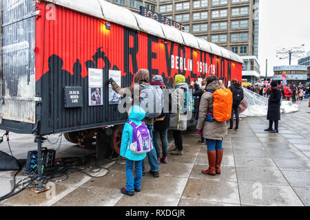 Berlin, Allemagne. 8Th Mar 2019. Exposition célébrant 100 ans de révolution 1918-1919 en utilisant des pancartes, de l'information et d'un mobilier mobile van de documenter les événements historiques. Au cours de la révolution de novembre de cars ont servi de barricades et un mobilier historique van est un élément central de ce thème de l'exposition d'hiver que les documents de l'événement. Novembre 2018 a marqué le 100e anniversaire de la fin de la Première Guerre mondiale et la révolution de novembre. Credit : Eden Breitz/Alamy Live News Banque D'Images