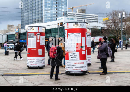 Berlin, Allemagne. 8Th Mar 2019. Exposition célébrant 100 ans de révolution 1918-1919 en utilisant des pancartes, de l'information et d'un mobilier mobile van de documenter les événements historiques. Au cours de la révolution de novembre de cars ont servi de barricades et un mobilier historique van est un élément central de ce thème de l'exposition d'hiver que les documents de l'événement. Novembre 2018 a marqué le 100e anniversaire de la fin de la Première Guerre mondiale et la révolution de novembre. Credit : Eden Breitz/Alamy Live News Banque D'Images