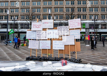 Berlin, Allemagne. 8Th Mar 2019. Exposition célébrant 100 ans de révolution 1918-1919 en utilisant des pancartes, de l'information et d'un mobilier mobile van de documenter les événements historiques. Au cours de la révolution de novembre de cars ont servi de barricades et un mobilier historique van est un élément central de ce thème de l'exposition d'hiver que les documents de l'événement. Novembre 2018 a marqué le 100e anniversaire de la fin de la Première Guerre mondiale et la révolution de novembre. Credit : Eden Breitz/Alamy Live News Banque D'Images