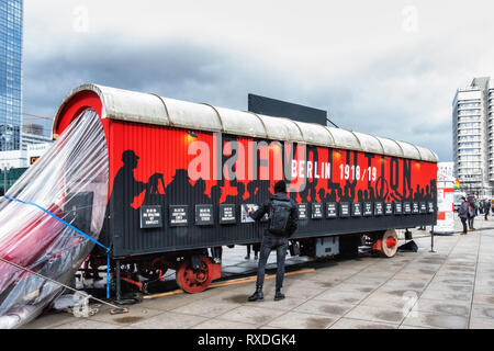 Berlin, Allemagne. 8Th Mar 2019. Exposition célébrant 100 ans de révolution 1918-1919 en utilisant des pancartes, de l'information et d'un mobilier mobile van de documenter les événements historiques. Au cours de la révolution de novembre de cars ont servi de barricades et un mobilier historique van est un élément central de ce thème de l'exposition d'hiver que les documents de l'événement. Novembre 2018 a marqué le 100e anniversaire de la fin de la Première Guerre mondiale et la révolution de novembre. Credit : Eden Breitz/Alamy Live News Banque D'Images