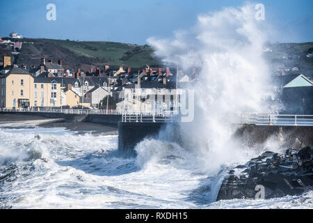 Aberystwyth, Pays de Galles, Royaume-Uni. 9 Mar 2019. Météo France : des coups de vent avec rafales à plus de 60 mi/h et le matin de la moissonneuse-batteuse de la marée haute, portant d'énormes vagues déferle sur la mer d'Irlande à la mer la pâte à Aberystwyth, sur la défense de la côte de la Baie de Cardigan, West Wales UK Crédit : Keith morris/Alamy Live News Banque D'Images