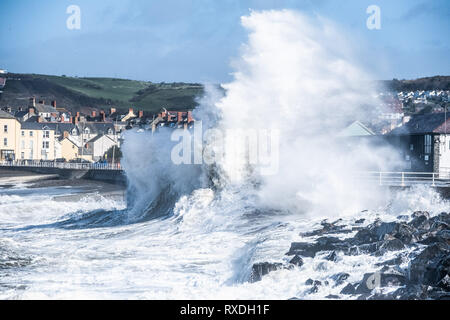 Aberystwyth, Pays de Galles, Royaume-Uni. 9 Mar 2019. Météo France : des coups de vent avec rafales à plus de 60 mi/h et le matin de la moissonneuse-batteuse de la marée haute, portant d'énormes vagues déferle sur la mer d'Irlande à la mer la pâte à Aberystwyth, sur la défense de la côte de la Baie de Cardigan, West Wales UK Crédit : Keith morris/Alamy Live News Banque D'Images